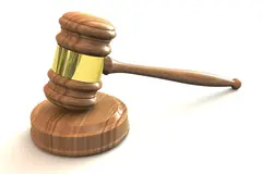 Съдийско чукче върху дървена подложка
