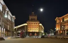Сградата на Ларгото в центъра на София, осветена нощем