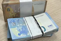 Пачки банкноти от 20 и 50 евро с бандероли