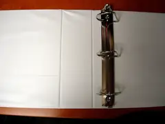 Папка с халки върху бюро