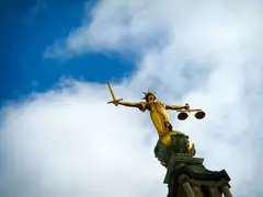 Статуя на правосъдието с меч и везни